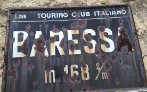 Ein altes Schild in Baressa
